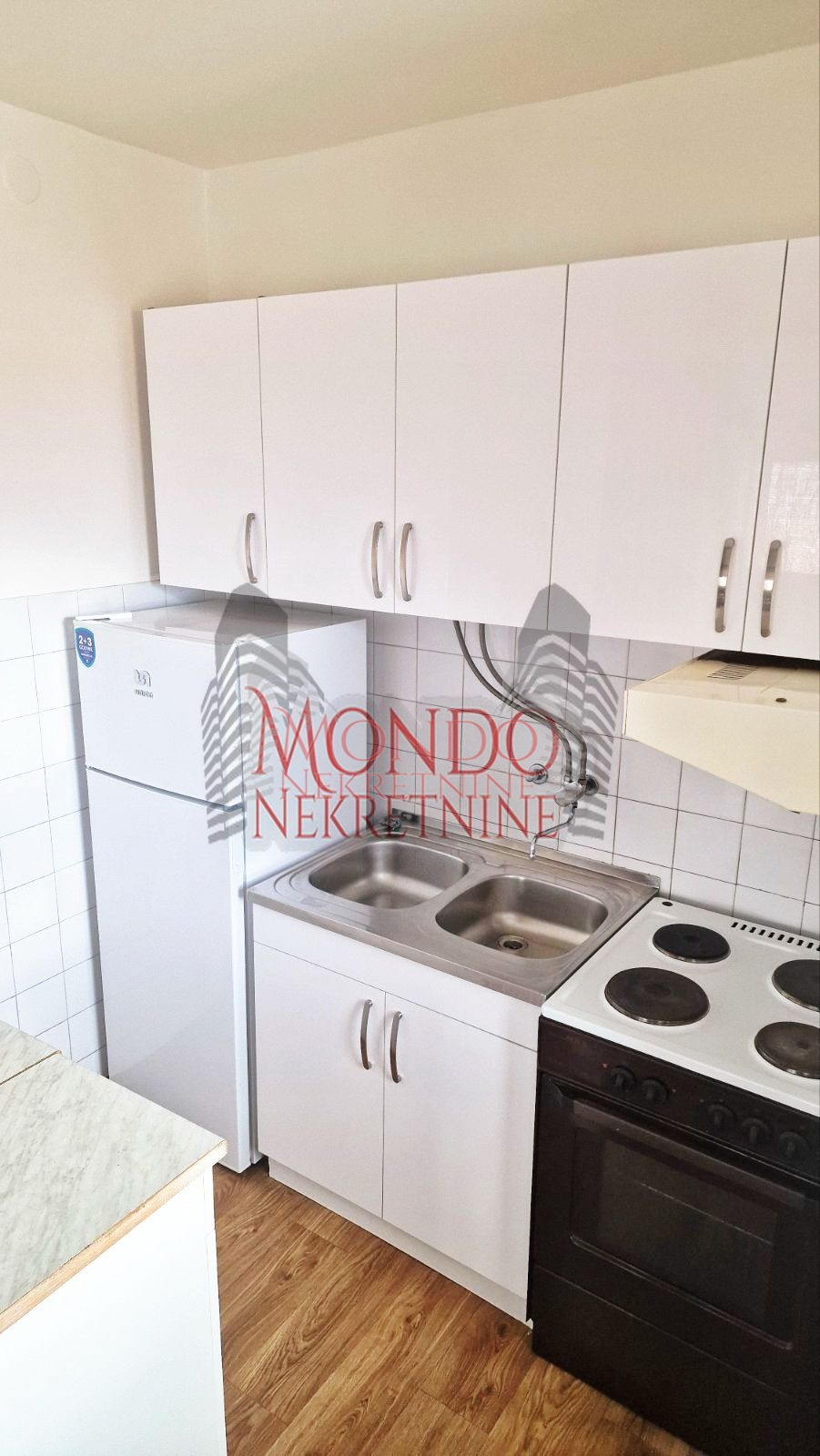 Trosoban stan na Bulevaru Nemanjića 2