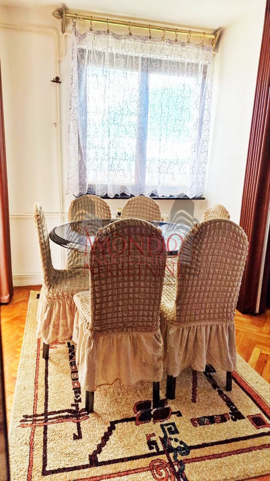 Trosoban stan na Bulevaru Nemanjića 3