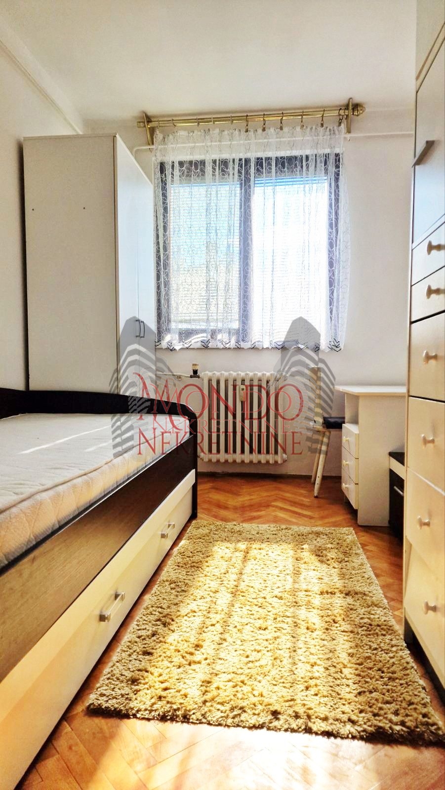 Trosoban stan na Bulevaru Nemanjića 7