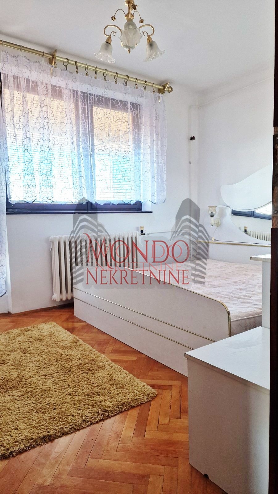 Trosoban stan na Bulevaru Nemanjića 4