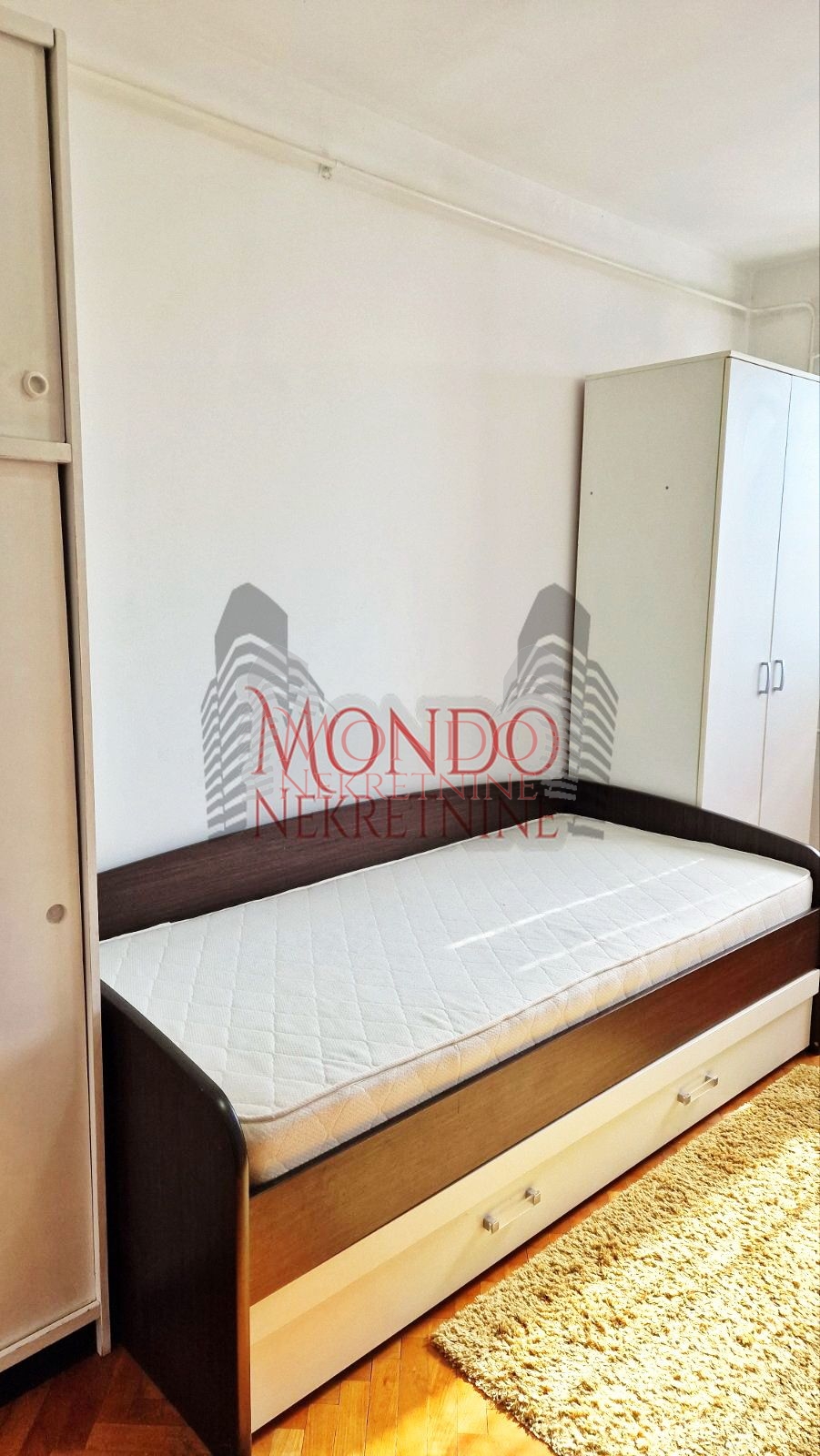 Trosoban stan na Bulevaru Nemanjića 6