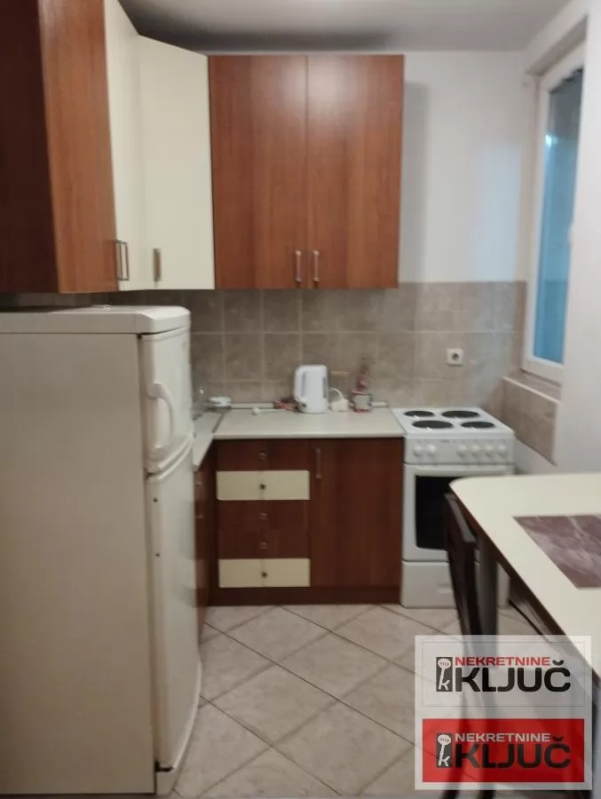 Dobar dvosoban stan na Sajmu 3