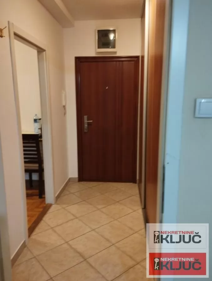 Dobar dvosoban stan na Sajmu 4