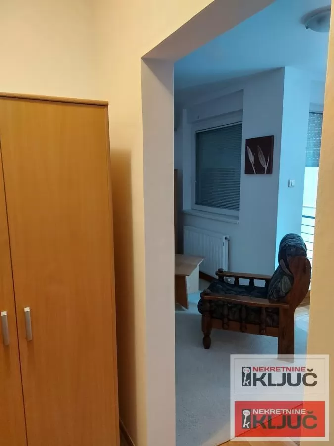 Dobar stan na grbavici 8