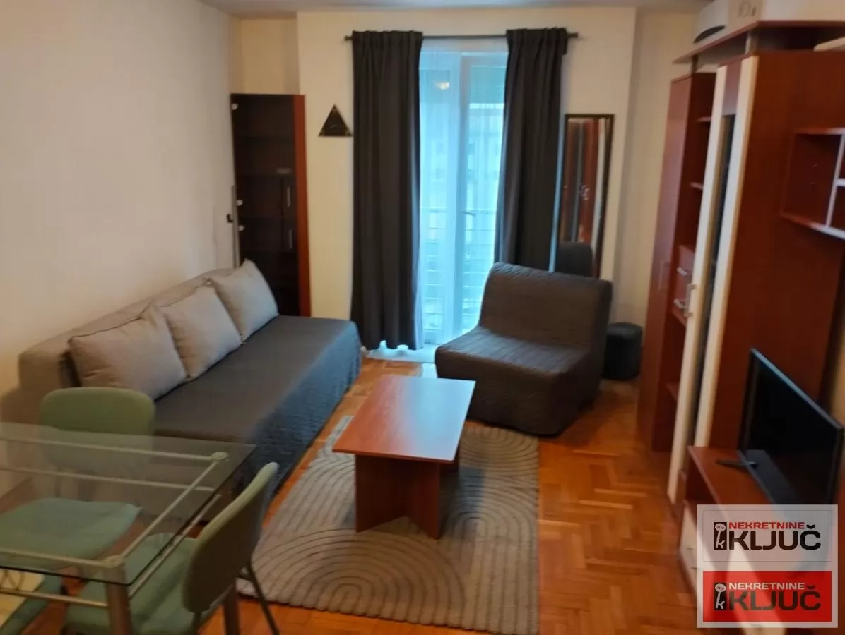 Odlicna garsonjera u centru grada 3