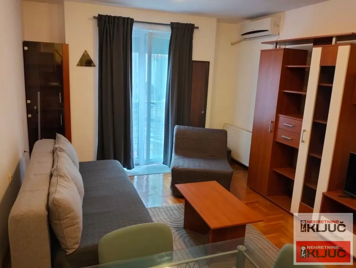 Odlicna garsonjera u centru grada 6