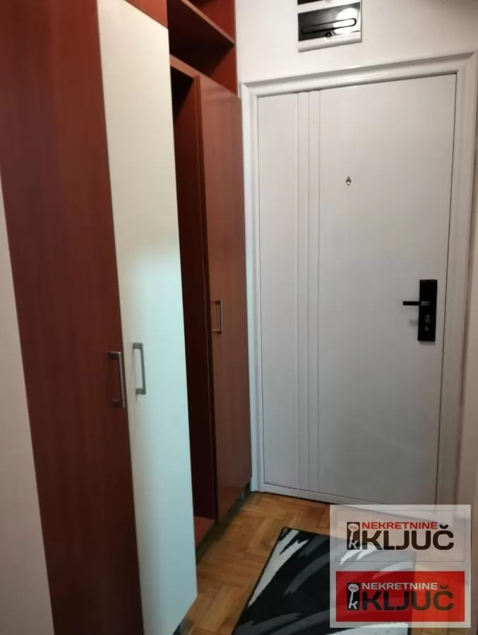 Odlicna garsonjera u centru grada 7