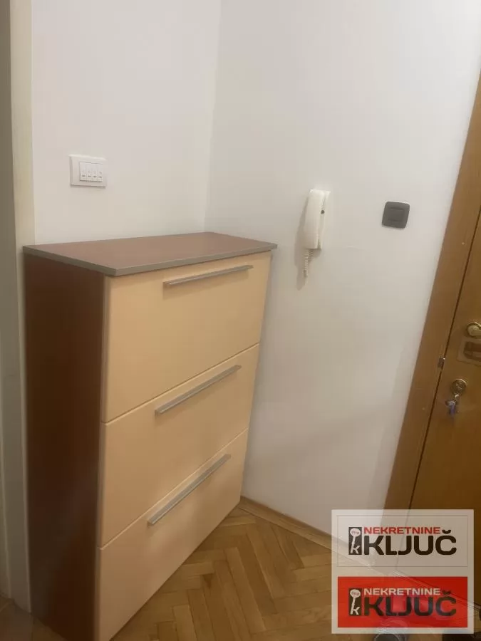 Odlican jednoiposoban stan na Limanu 1 2