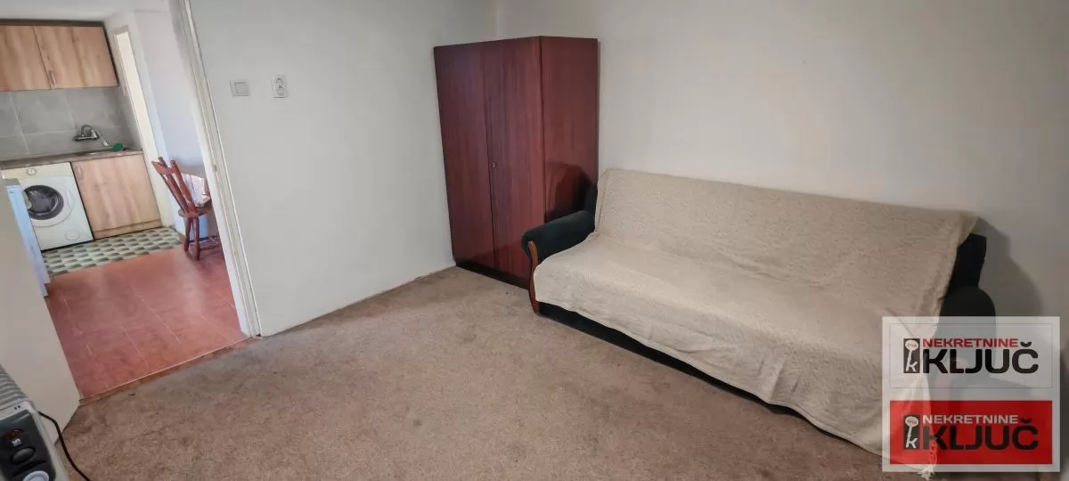 Dobar dvorisni stan 200 evra sa troskovima 1