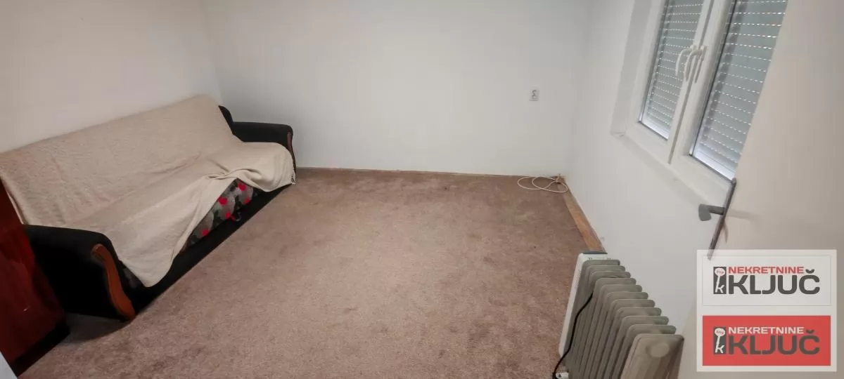 Dobar dvorisni stan 200 evra sa troskovima 2