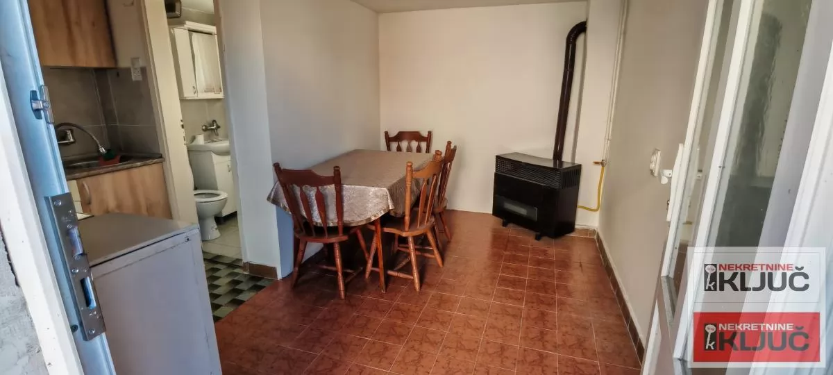 Dobar dvorisni stan 200 evra sa troskovima 3