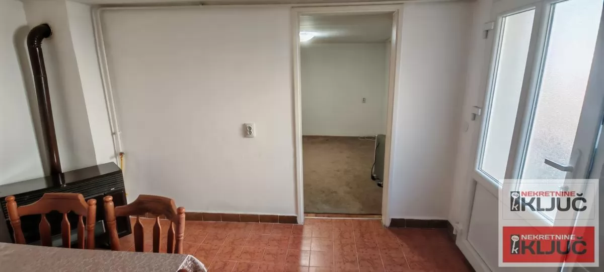 Dobar dvorisni stan 200 evra sa troskovima 4