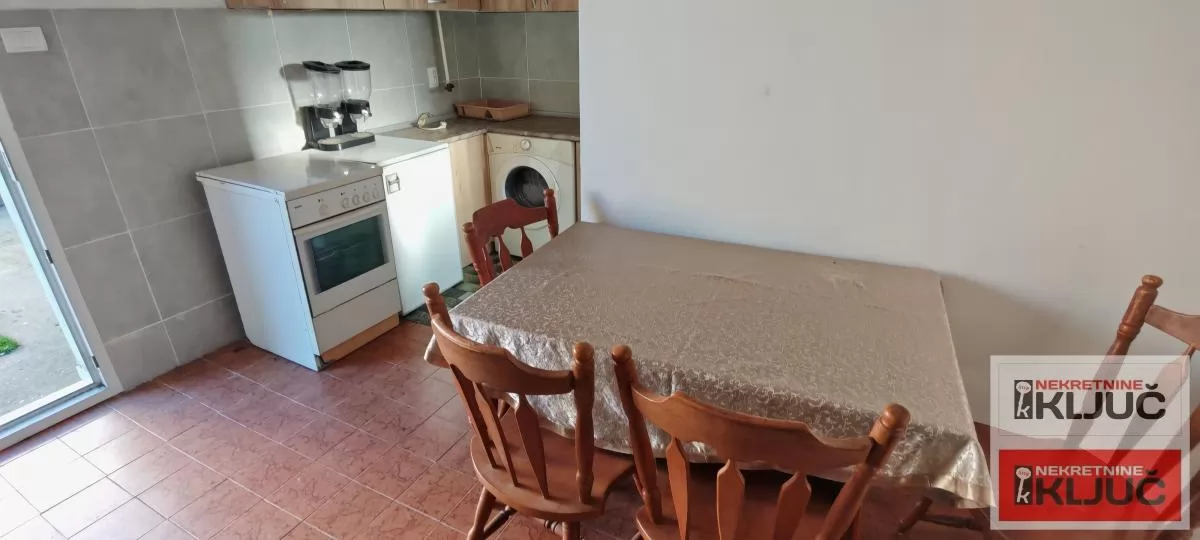 Dobar dvorisni stan 200 evra sa troskovima 5