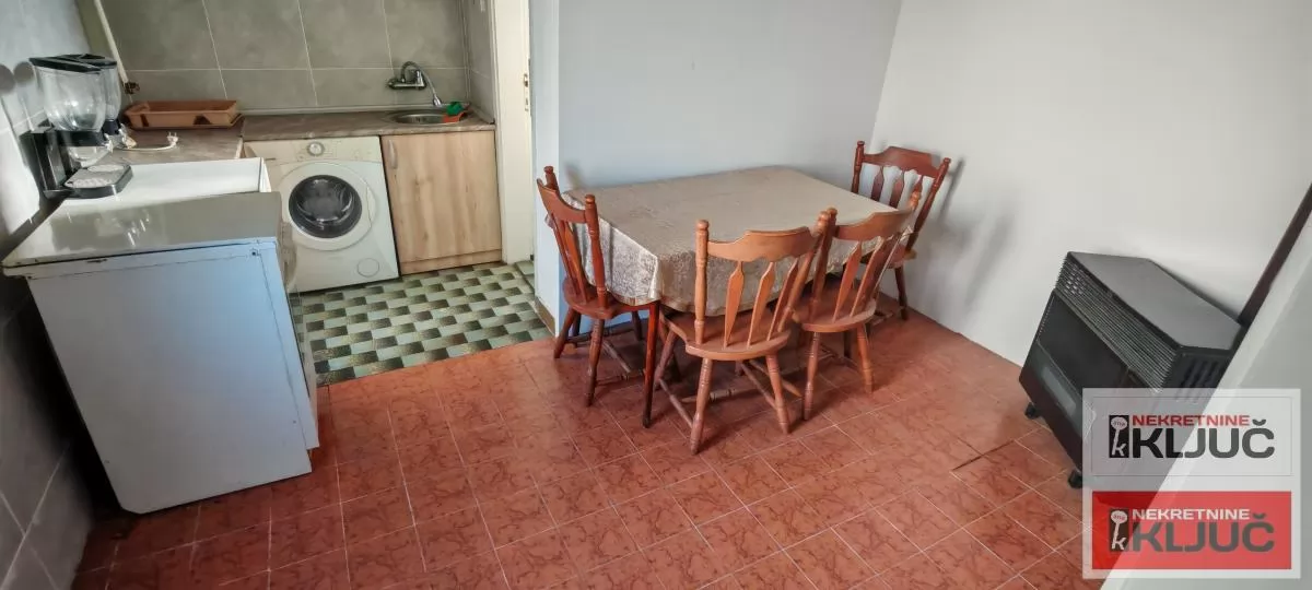 Dobar dvorisni stan 200 evra sa troskovima 6