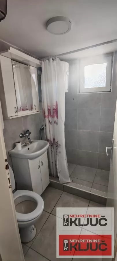 Dobar dvorisni stan 200 evra sa troskovima 7