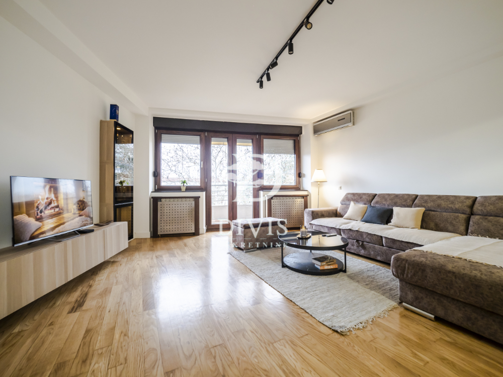 Izdaje se svetao trosoban stan na Vračaru sa garažom  111m2 2