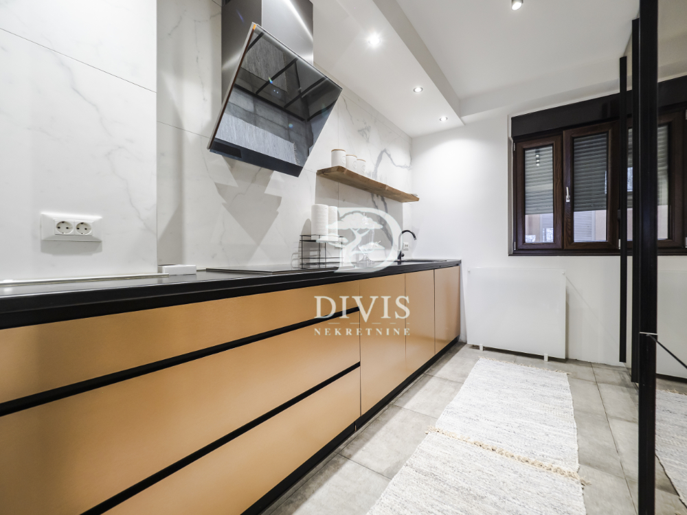 Izdaje se svetao trosoban stan na Vračaru sa garažom  111m2 3