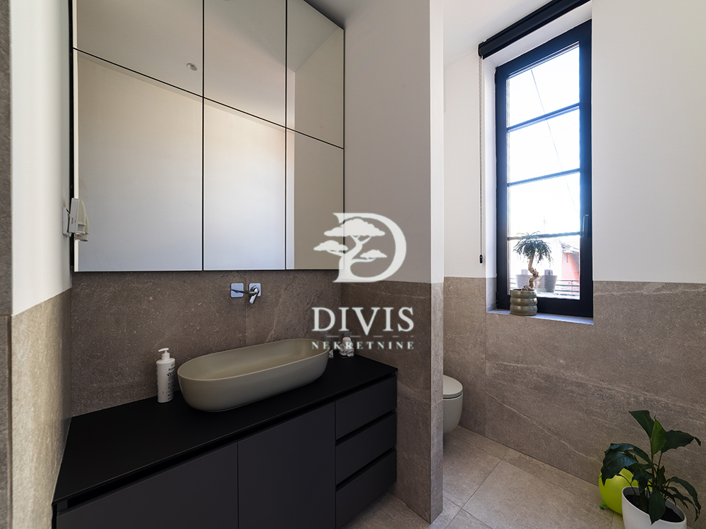 Renoviran 4 0 salonski stan  Nikodima Milaša 130m2 4