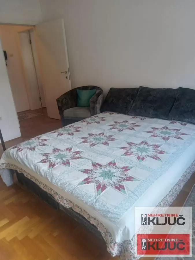 SAJAM IZDAJE SE DVOSOBAN NAMEŠTEN STAN 11