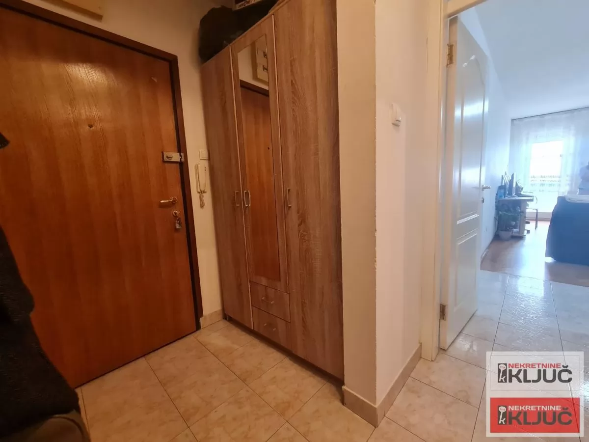 SAJAM IZDAJE SE DVOSOBAN NAMEŠTEN STAN 12