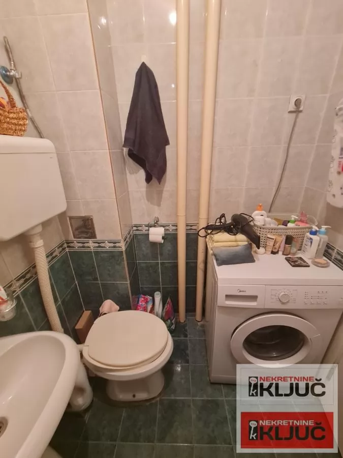 SAJAM IZDAJE SE DVOSOBAN NAMEŠTEN STAN 15