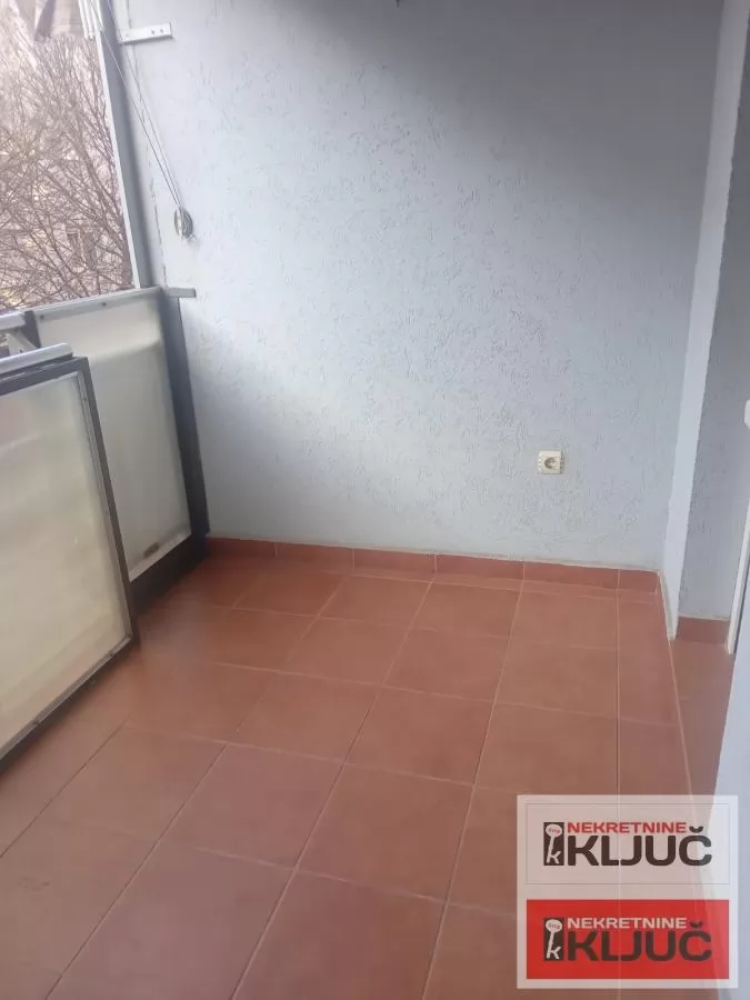 SAJAM IZDAJE SE DVOSOBAN NAMEŠTEN STAN 17