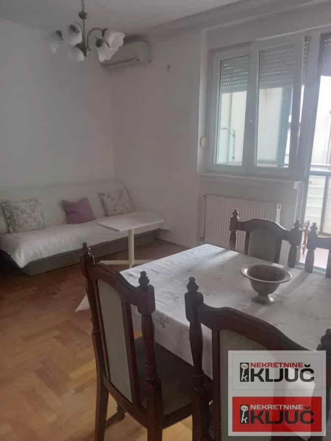 SAJAM IZDAJE SE DVOSOBAN NAMEŠTEN STAN 8