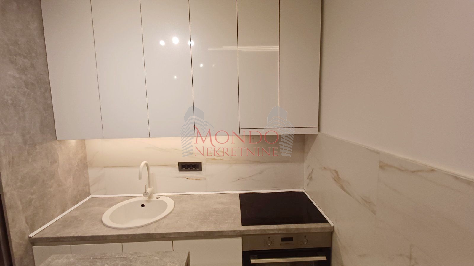 Jednoiposban stan u novoj zgradi preko puta parka Cair, garaza 7