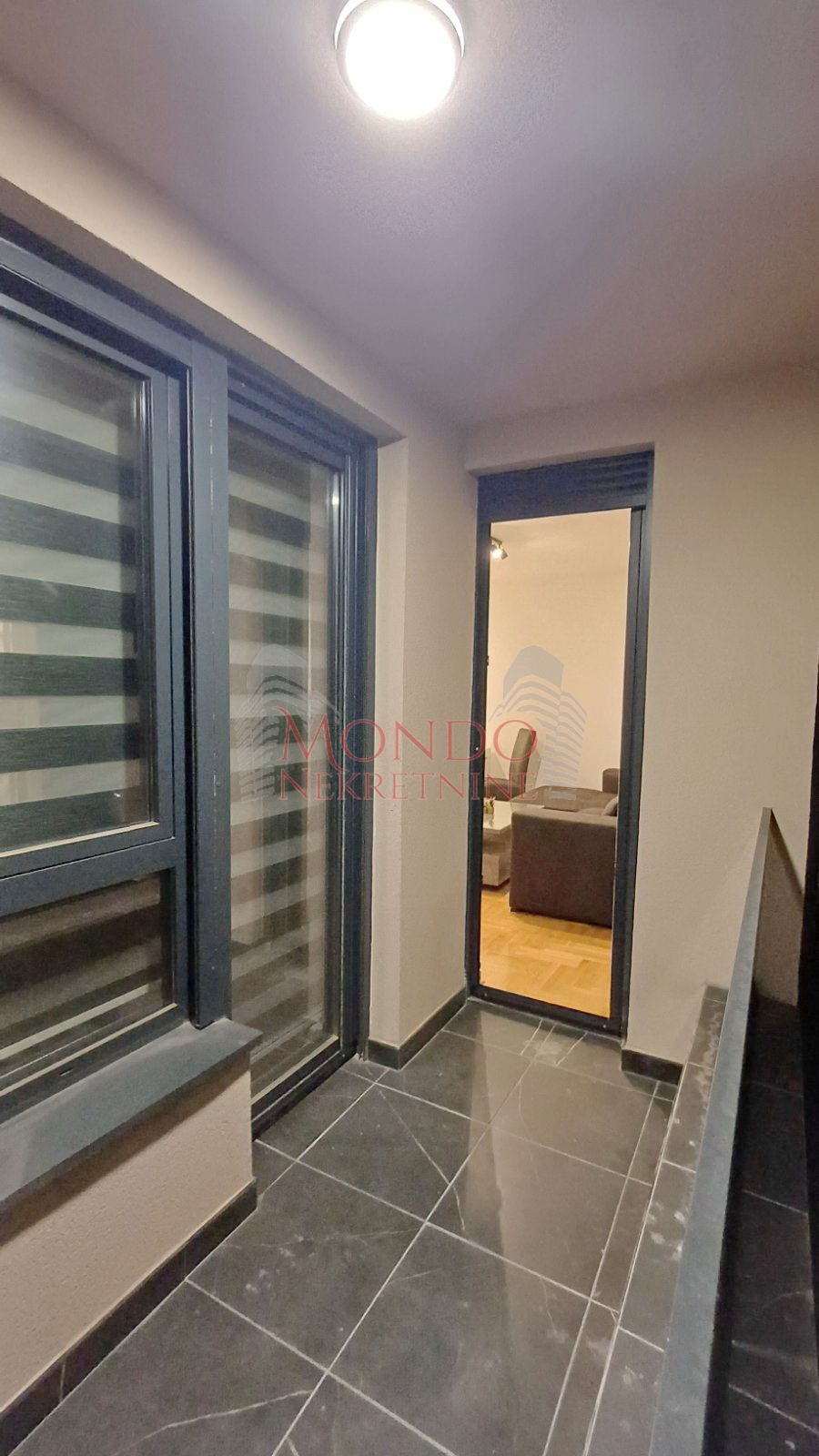 Jednoiposban stan u novoj zgradi preko puta parka Cair, garaza 12