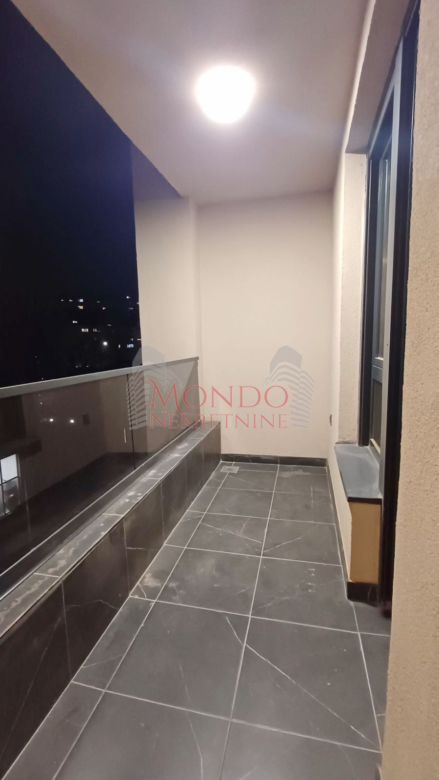 Jednoiposban stan u novoj zgradi preko puta parka Cair, garaza 11