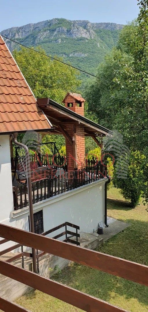 Na prodaju vikendica u vikend naselju Sicevo sa pogledon na klisuru 10