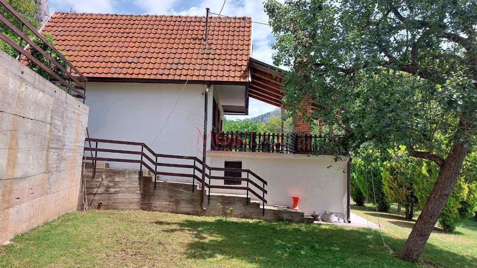 Na prodaju vikendica u vikend naselju Sicevo sa pogledon na klisuru 1