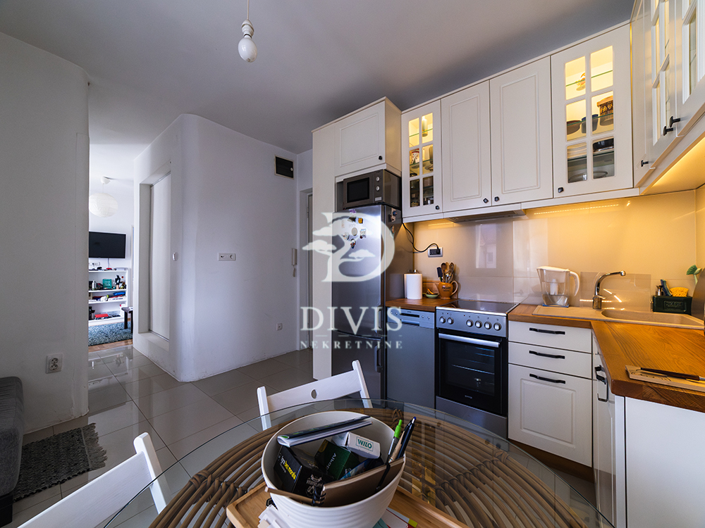 Svetao stan u Mileševskoj  blizu Crvenog krsta  42m2 2