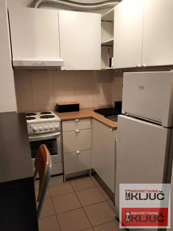 Odlicna garsonjera u blizini Sajma 10