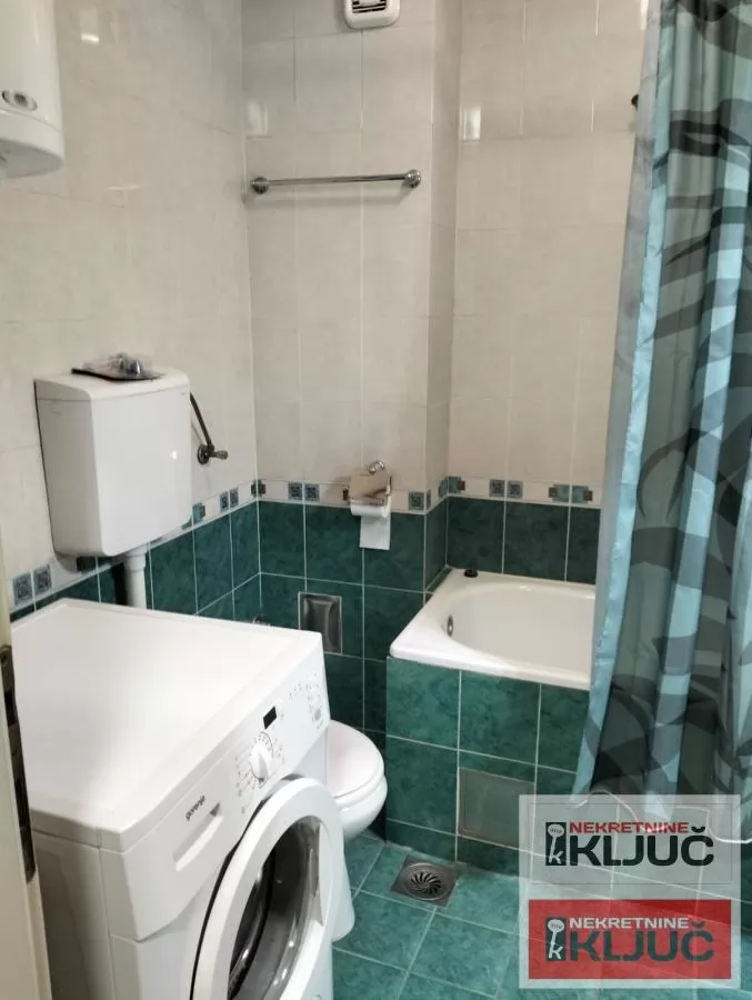 Odlicna garsonjera u blizini Sajma 7