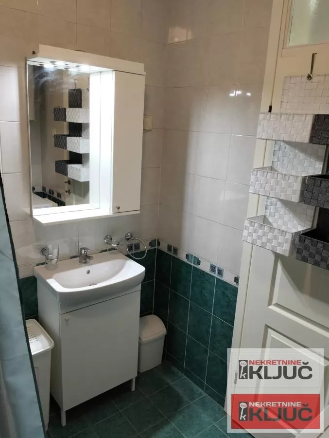 Odlicna garsonjera u blizini Sajma 8