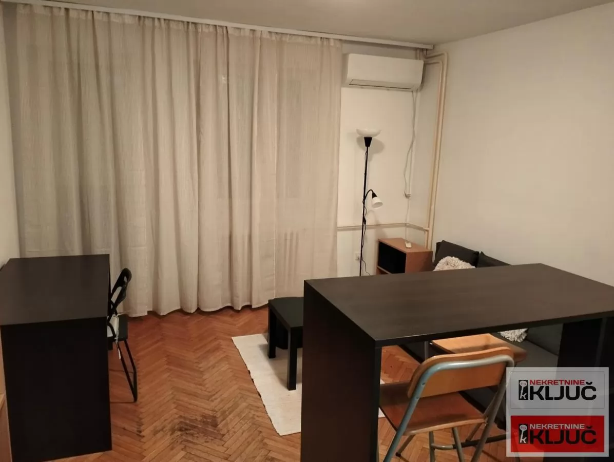 Odlicna garsonjera u blizini Sajma 9