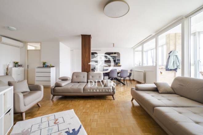 Renoviran 4 5 stan kod FDU  blok 28  121m2  garaža 2