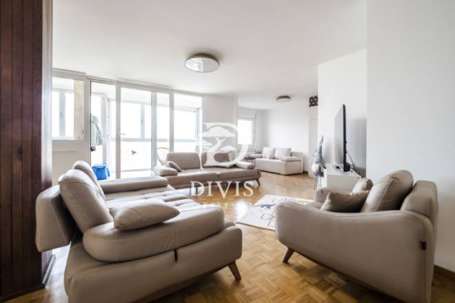 Renoviran 4 5 stan kod FDU  blok 28  121m2  garaža 1