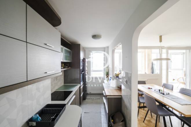 Renoviran 4 5 stan kod FDU  blok 28  121m2  garaža 3