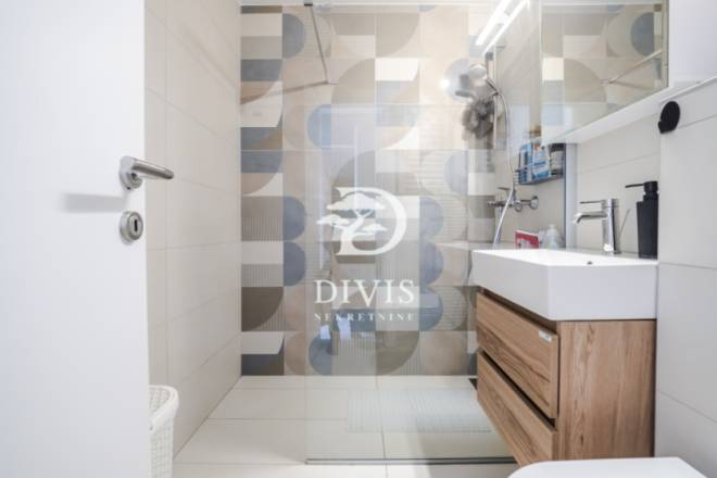 Renoviran 4 5 stan kod FDU  blok 28  121m2  garaža 5