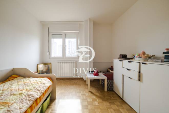 Renoviran 4 5 stan kod FDU  blok 28  121m2  garaža 4