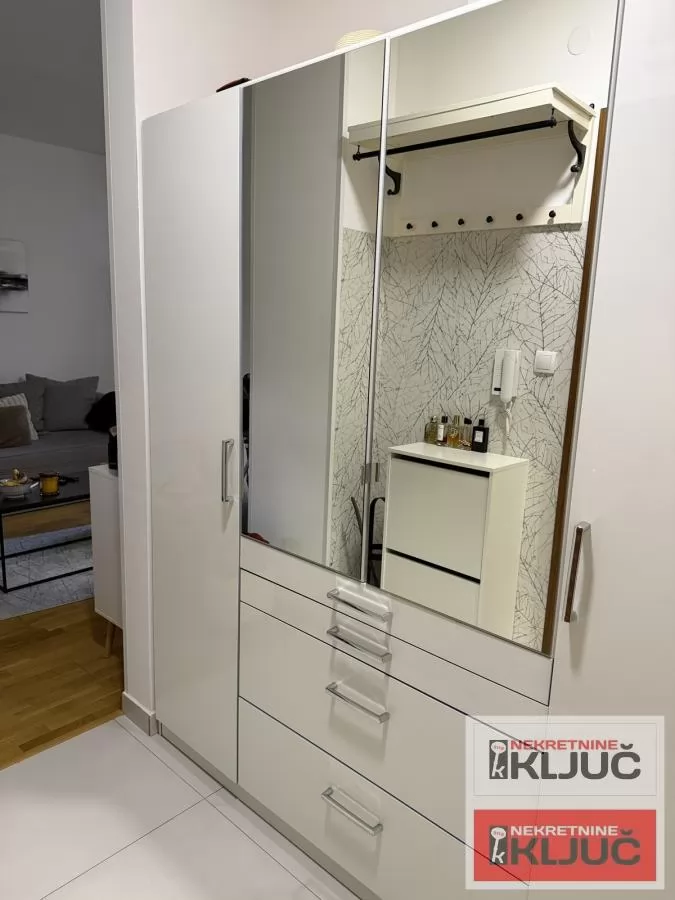 SOCIJALNO-modena garsonjera sa GARAŽNIM MESTOM 5