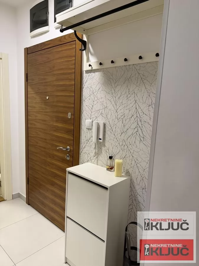 SOCIJALNO-modena garsonjera sa GARAŽNIM MESTOM 8