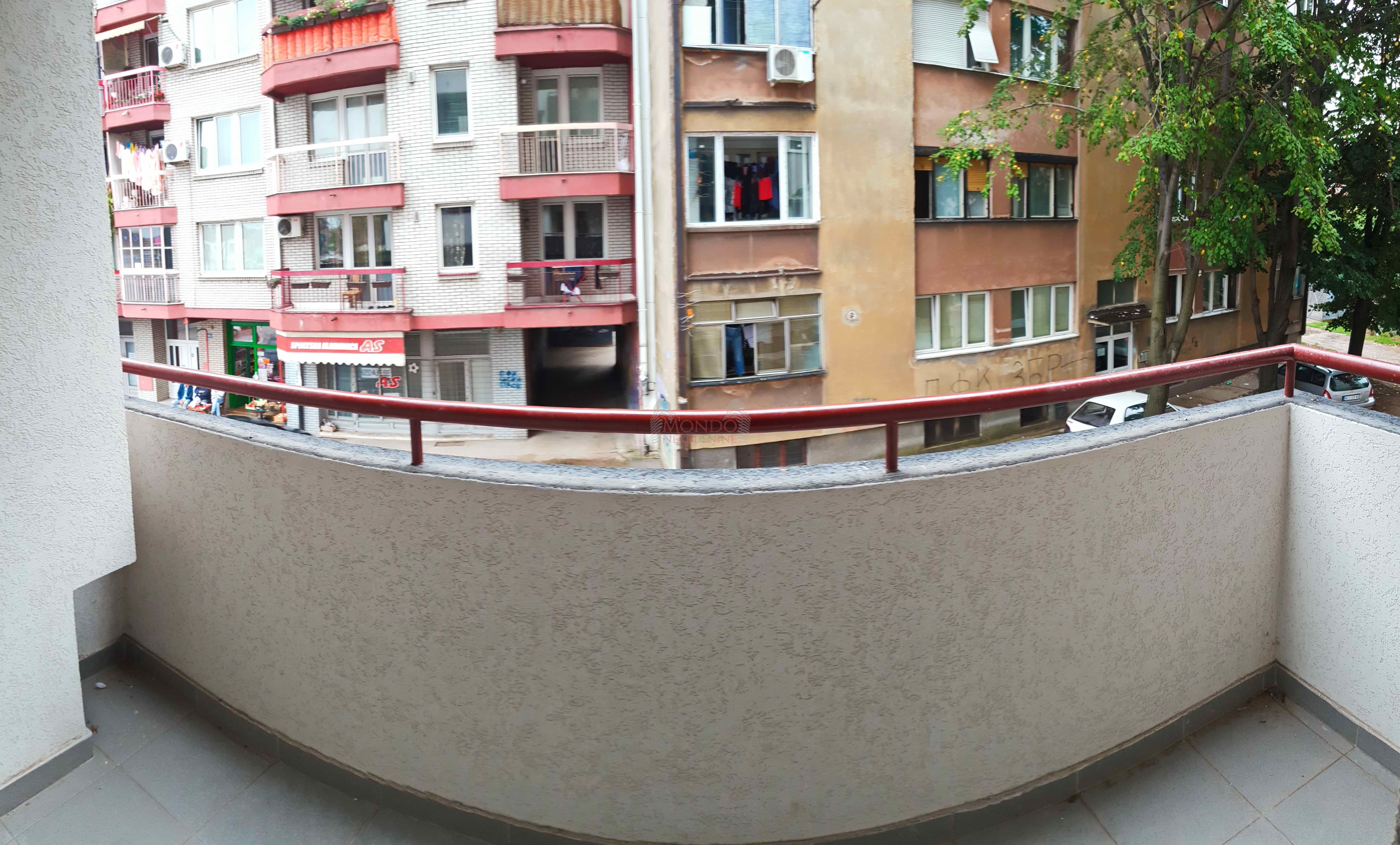 Izdaje se jednoiposoban stan u centru ul. Generala Milojka Lesjanina 10