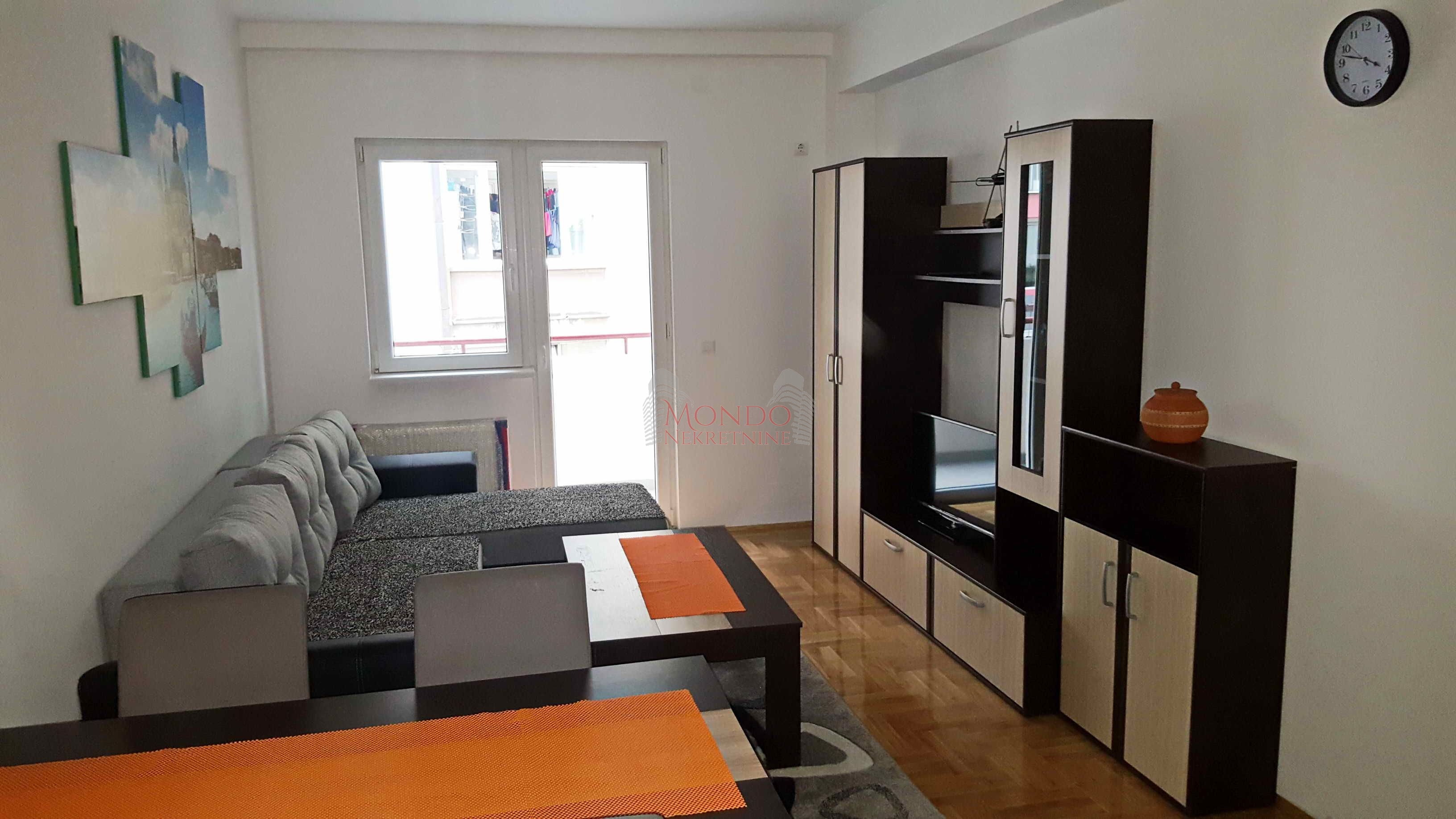 Izdaje se jednoiposoban stan u centru ul. Generala Milojka Lesjanina 1