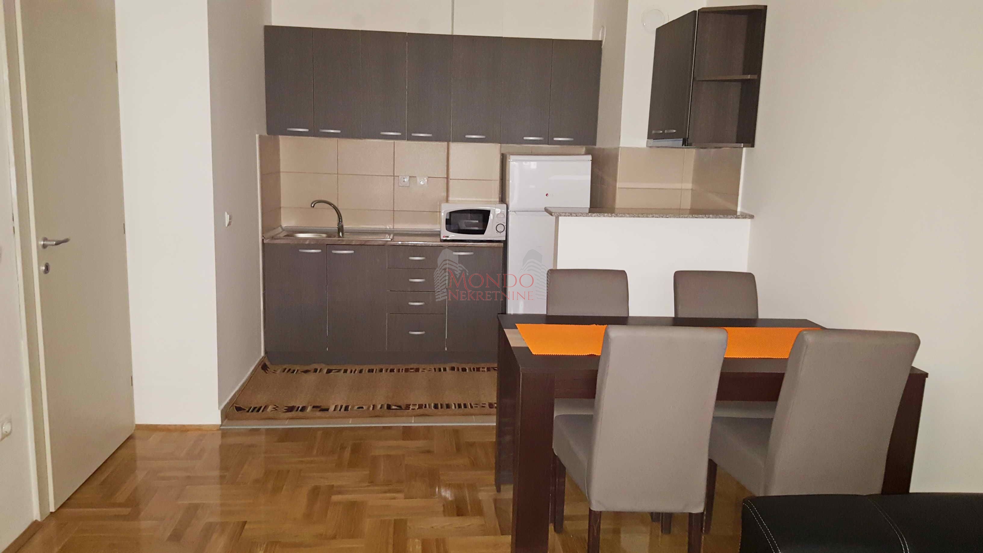 Izdaje se jednoiposoban stan u centru ul. Generala Milojka Lesjanina 2