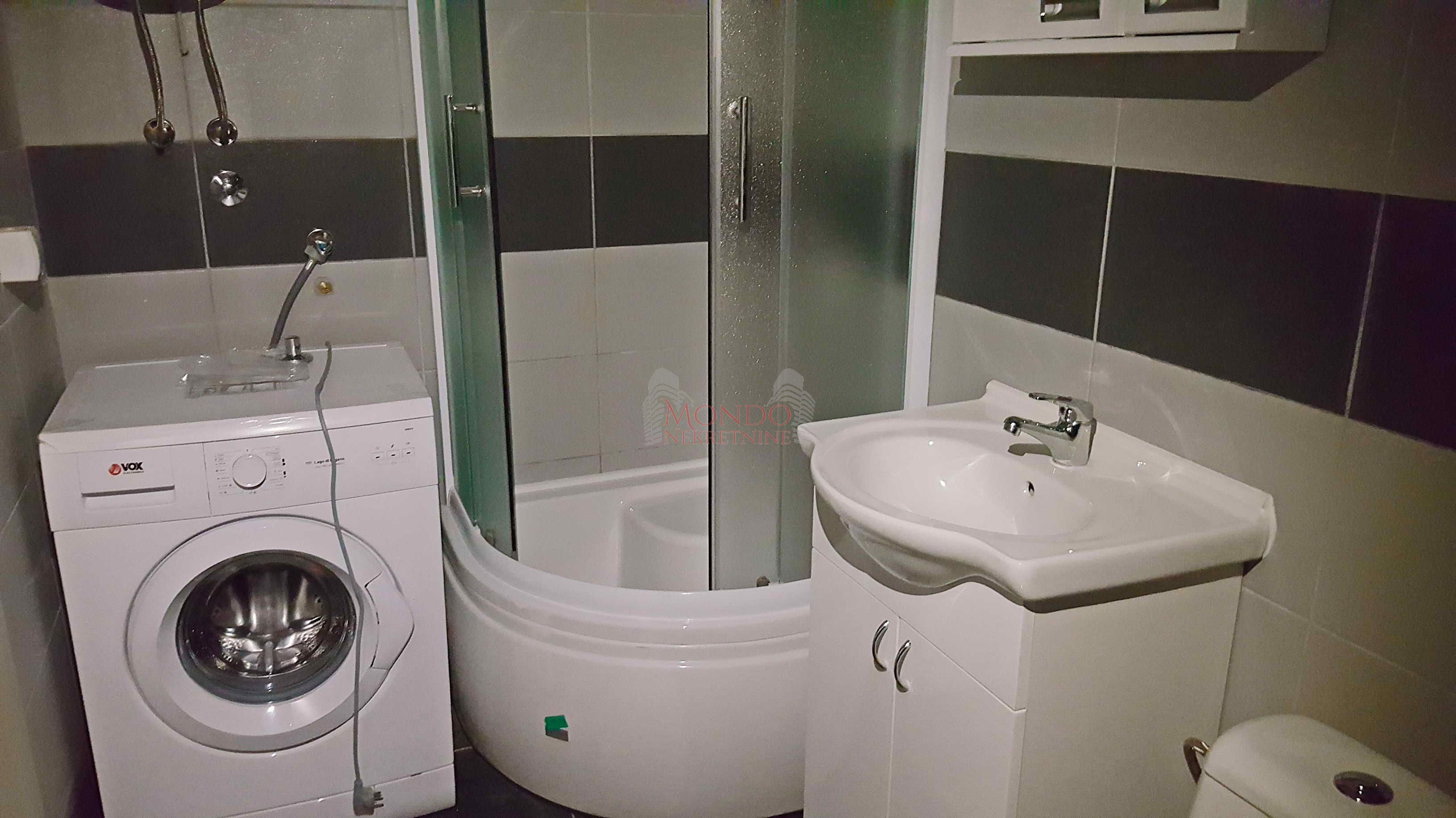 Izdaje se jednoiposoban stan u centru ul. Generala Milojka Lesjanina 9