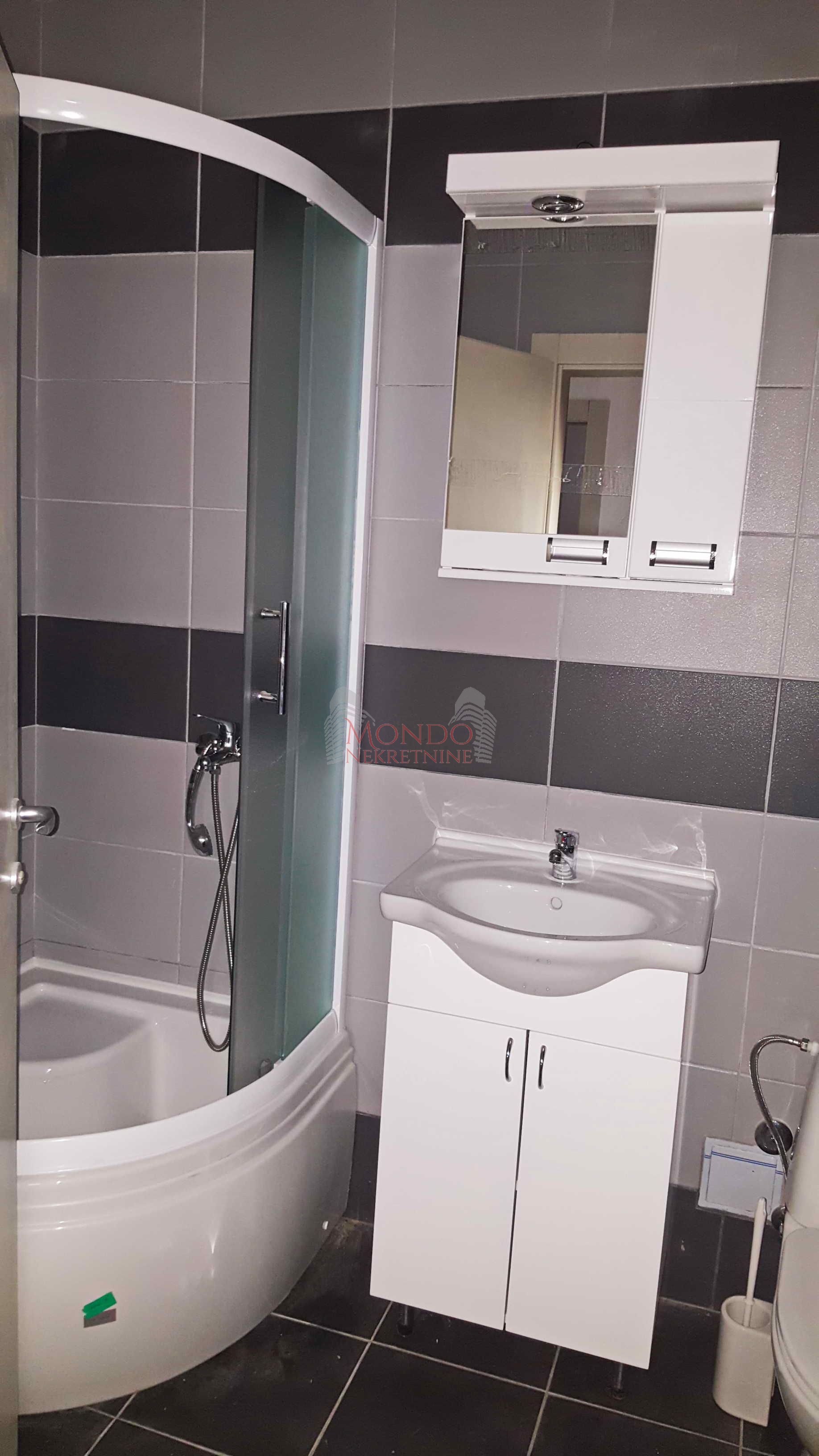 Izdaje se jednoiposoban stan u centru ul. Generala Milojka Lesjanina 7