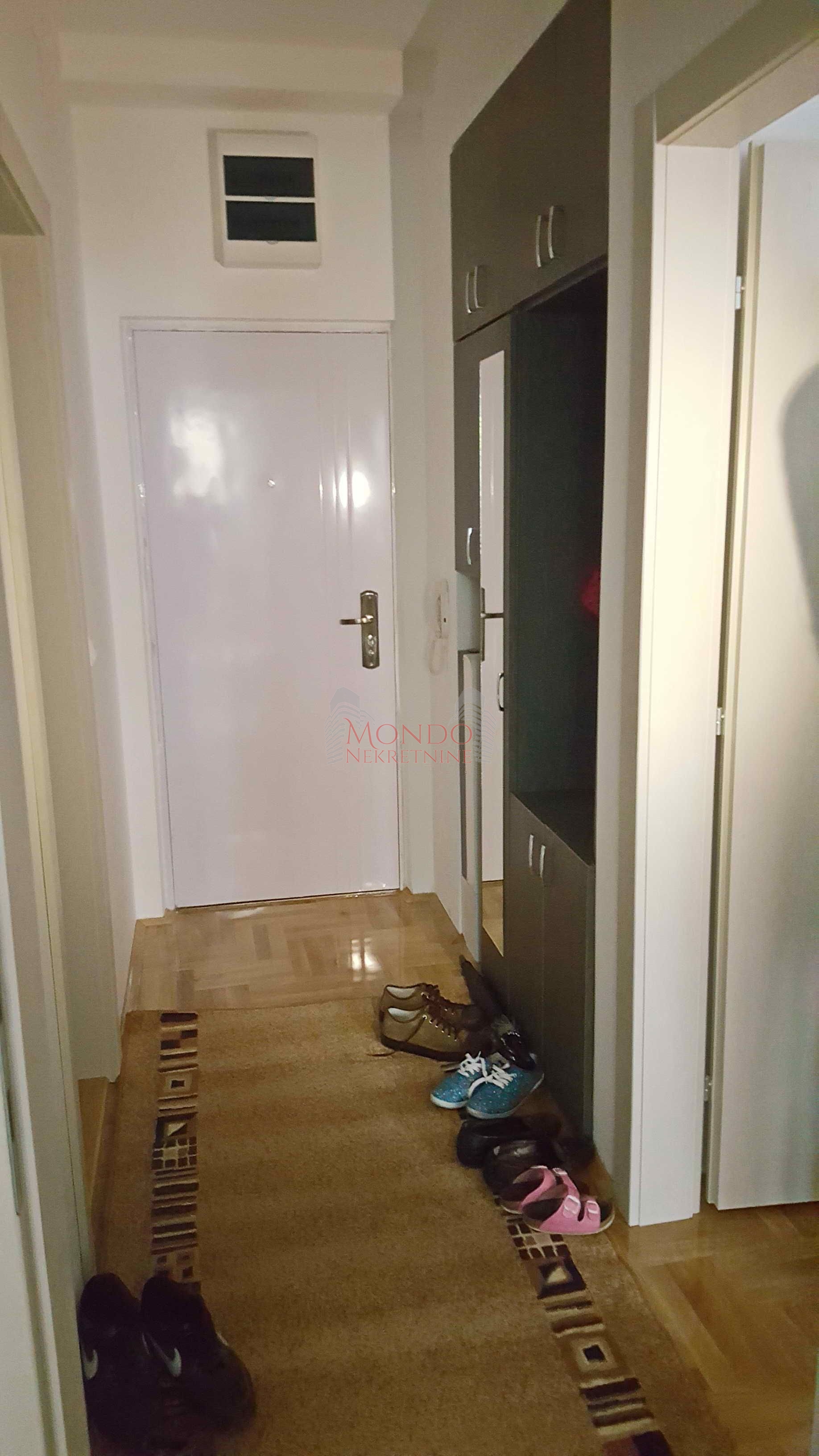 Izdaje se jednoiposoban stan u centru ul. Generala Milojka Lesjanina 6